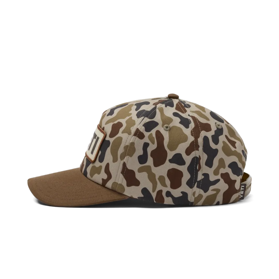 YETI® Wetlands middelhoge pet met platte klep in camouflagestijl, met logobadge